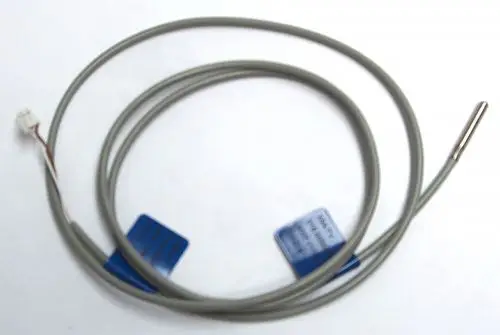 Temperatursensor von Daikin mit flexiblen Kabeln und einem metallischen Temperaturfühler an einem Ende. Zwei blaue Verbindungsteile sind ebenfalls sichtbar.